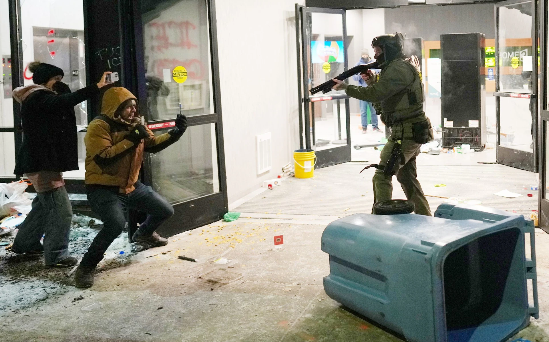 Căng thẳng leo thang, ông Donald Trump tuyên bố rút đặc vụ ICE khỏi Minneapolis 1 Căng thẳng leo thang tại Minneapolis, ông Donald Trump tuyên bố rút lực lượng đặc nhiệm - Ảnh 1.