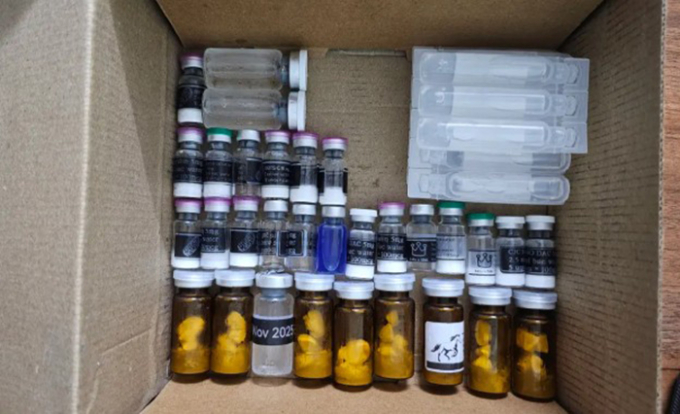 Trên các mạng xã hội và ứng dụng nhắn tin, một thị trường xám peptide đang nở rộ, cho phép người mua dễ dàng đặt các loại peptide và hợp chất tiêm trực tiếp từ Trung Quốc. Ảnh: NY Post