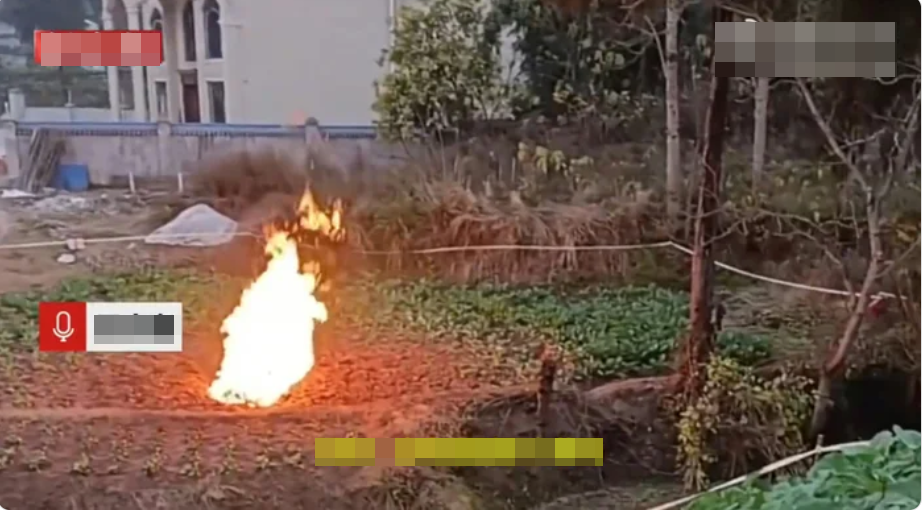 Cánh đồng gần trường học bỗng xuất hiện đám cháy lạ trong nhiều ngày liền, vẫn bùng lên cả khi trời mưa- Ảnh 1. Cánh đồng gần trường học bỗng xuất hiện đám cháy lạ trong nhiều ngày liền, vẫn bùng lên cả khi trời mưa- Ảnh 1.