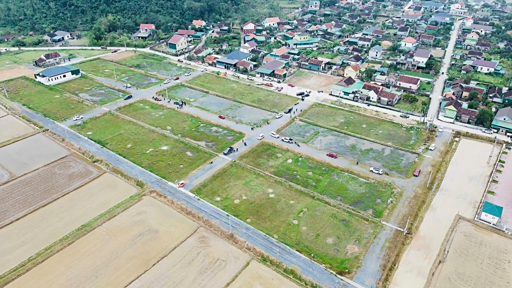 Cảnh khác thường nơi ô tô, dòng người từng nườm nượp đi mua đất ở Nghệ An - 1