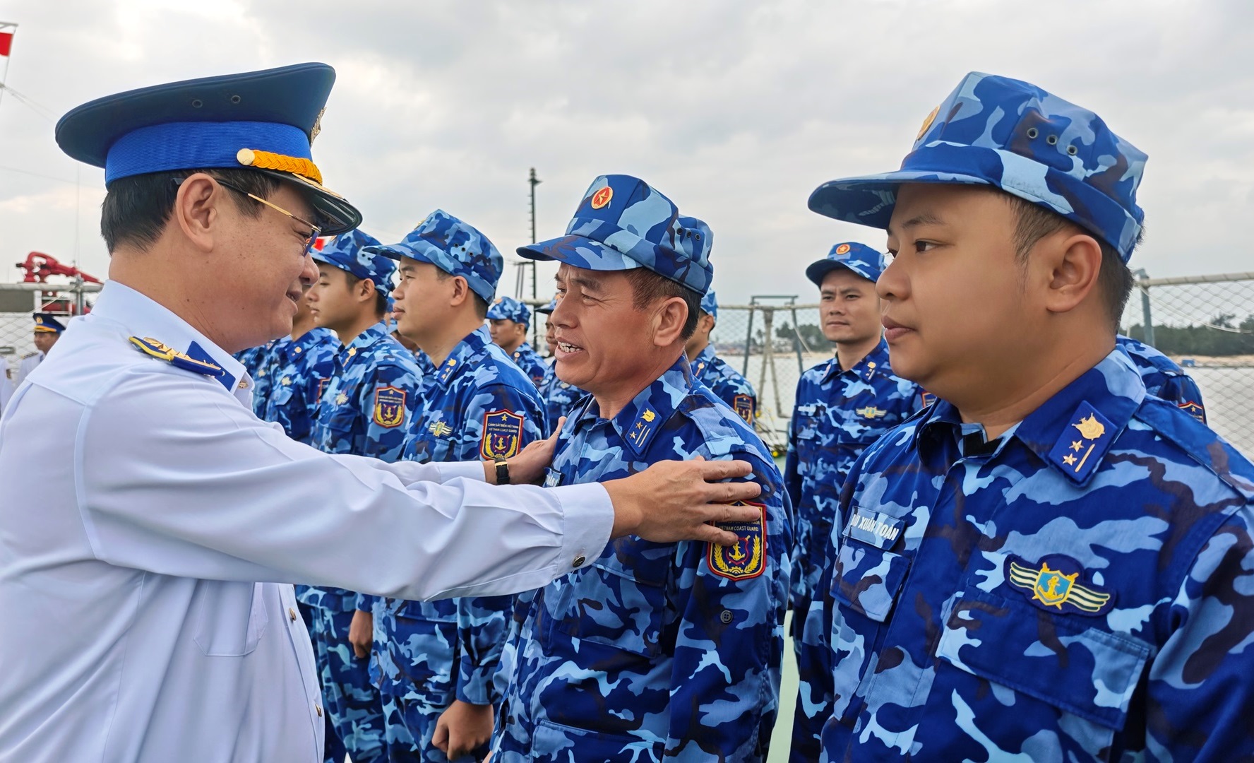 Chuyến tàu mùa xuân ra khơi giữ biển: Cảnh sát biển gác tết nơi đầu sóng- Ảnh 1.