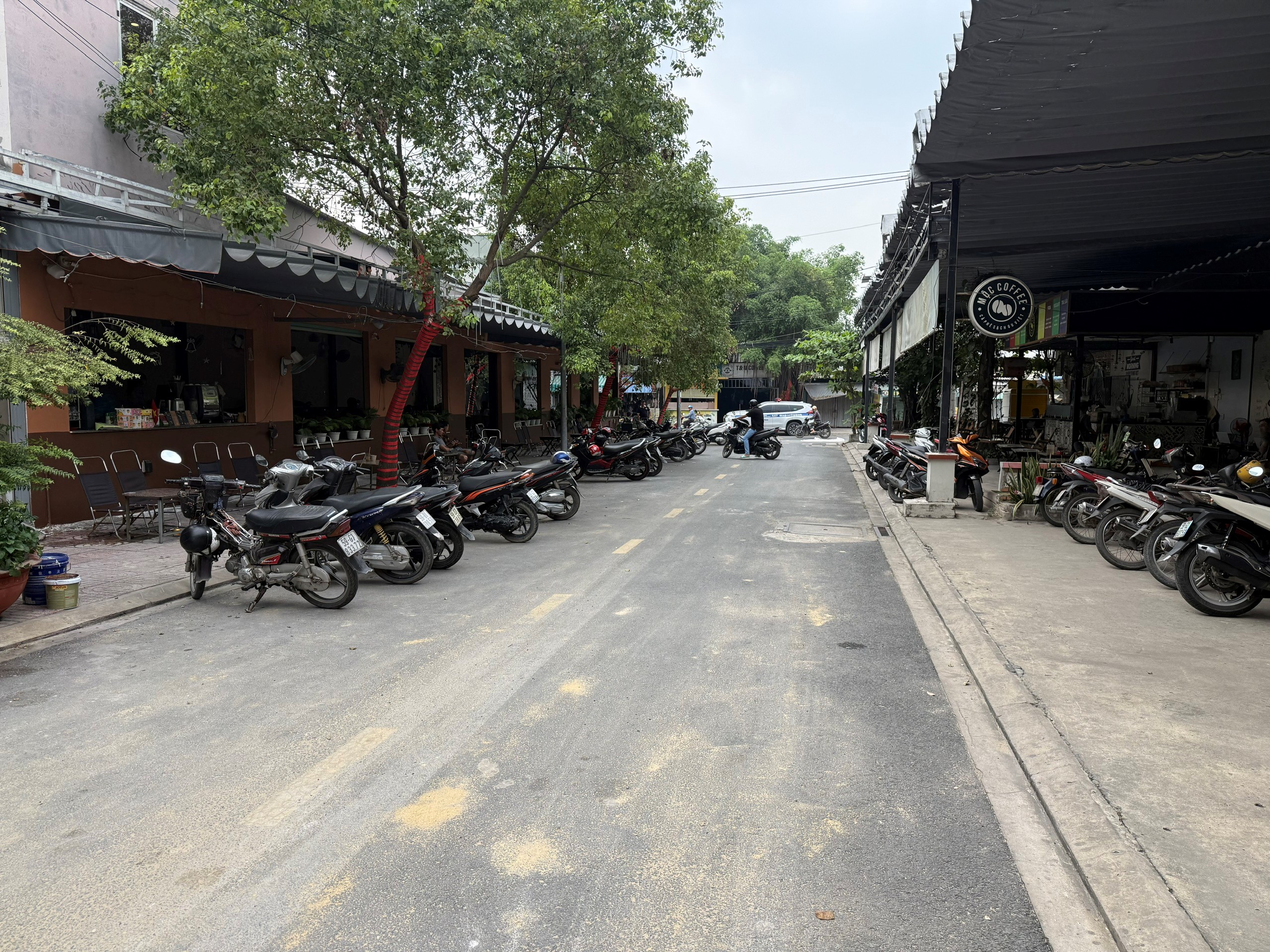 Cảnh sát giao thông An Sương, Hàng Xanh xử phạt hàng quán để xe lấn chiếm vỉa hè, lòng đường - Ảnh 1.