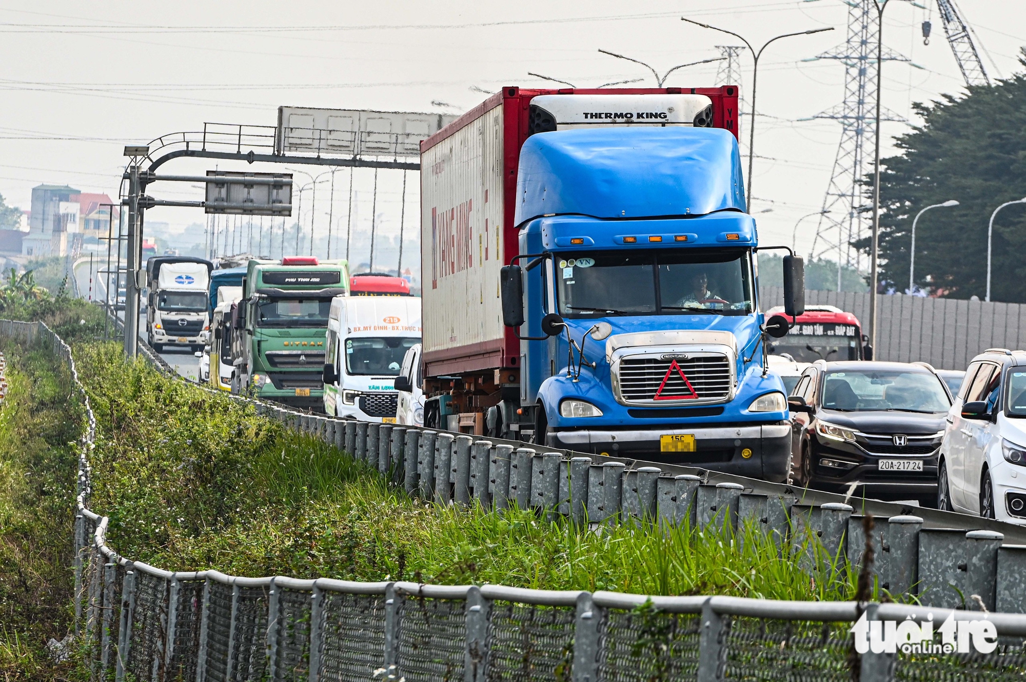 Cảnh sát khuyến cáo: 'Tuyệt đối giữ khoảng cách an toàn, không bám đuôi container trên cao tốc' - Ảnh 1.