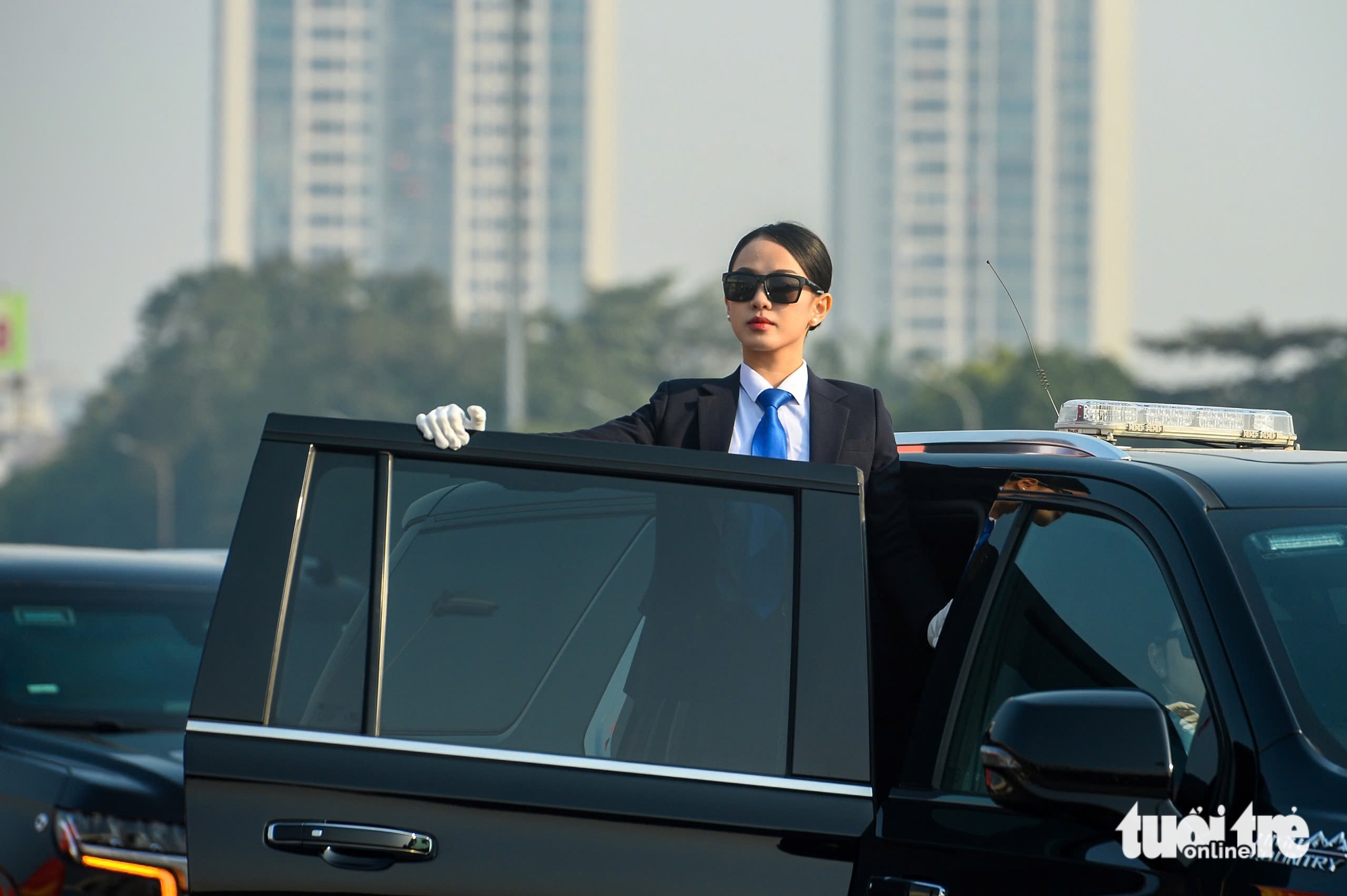 Cảnh sát phô diễn phá nổ mục tiêu, trấn áp tội phạm tại lễ xuất quân bảo vệ Đại hội Đảng - Ảnh 1.