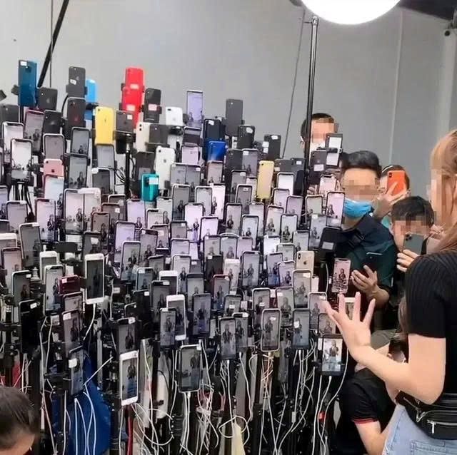 Phát hiện một căn nhà có 26.000 chiếc điện thoại phát sáng chạy: Cảnh sát tiết lộ bí mật động trời về 32 tỷ đồng- Ảnh 1.