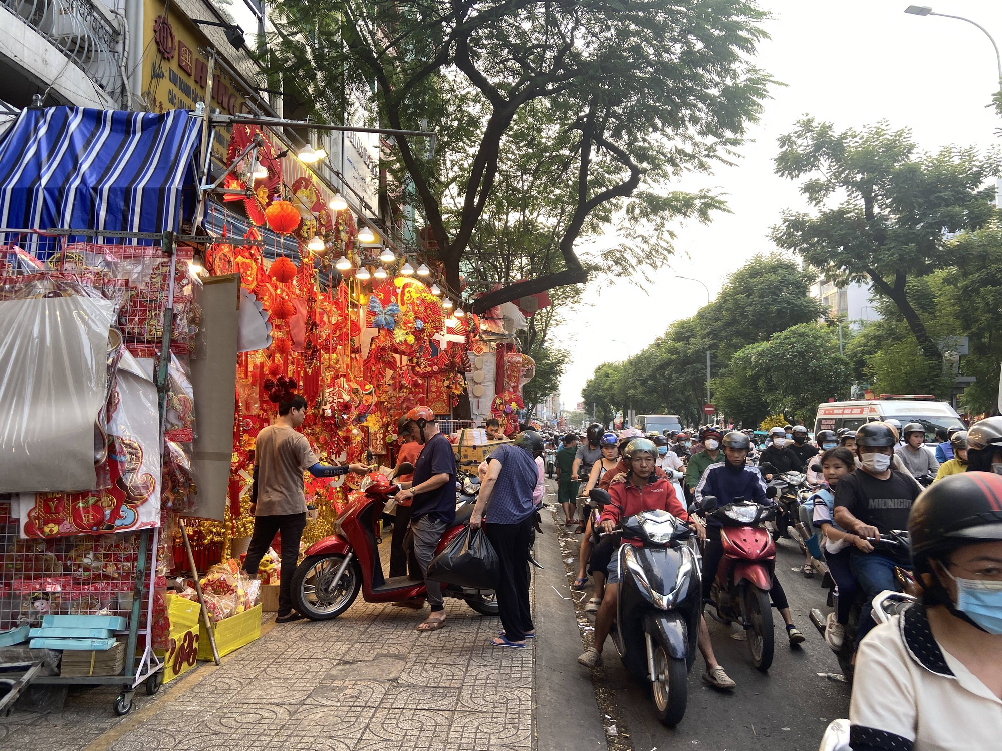 Cảnh tượng bất ngờ ở Chợ Lớn ngày giáp Tết- Ảnh 1.