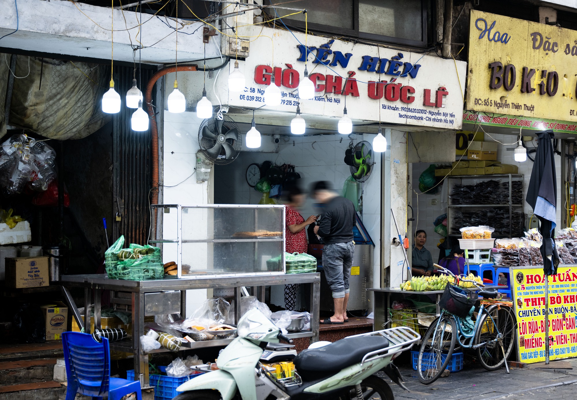 Cảnh tượng khó tin tại cơ sở giò chả ở phố cổ Hà Nội sau khi bị phát hiện dùng chất cấm, tuồn ra thị trường 300 tấn suốt 3 năm- Ảnh 1.