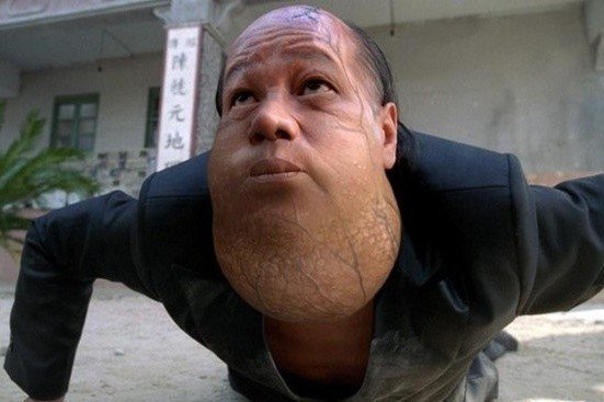 Vai diễn Hỏa Vân Tà Thần là phản diện đáng sợ nhất trong Tuyệt đỉnh Kung fu. Diễn xuất của Lương Tiểu Long vô cùng xuất sắc, tạo nên nhân vật kinh điển sống mãi với thời gian.