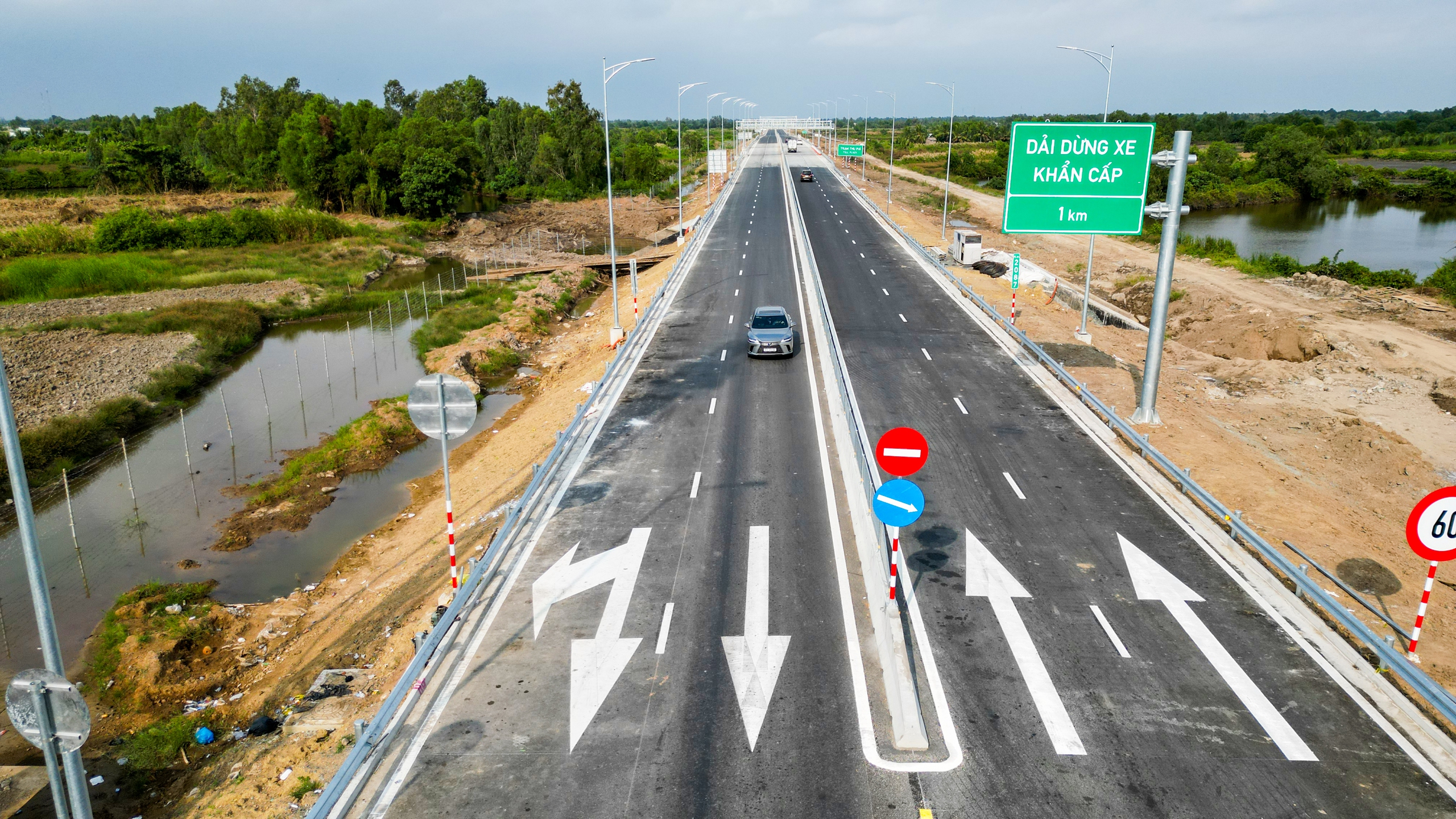 Cao tốc Cần Thơ - Cà Mau thông xe, tiền xăng giảm từ 500 ngàn xuống 300 ngàn đồng - Ảnh 1.