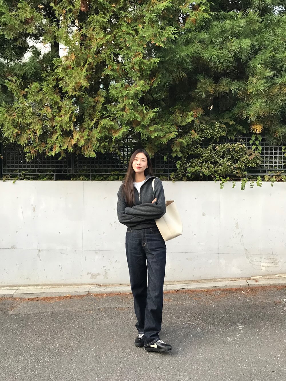 Áo len và quần ống rộng: Cặp bài trùng hoàn hảo có 5 cách mix nhân đôi sự trẻ trung- Ảnh 1.