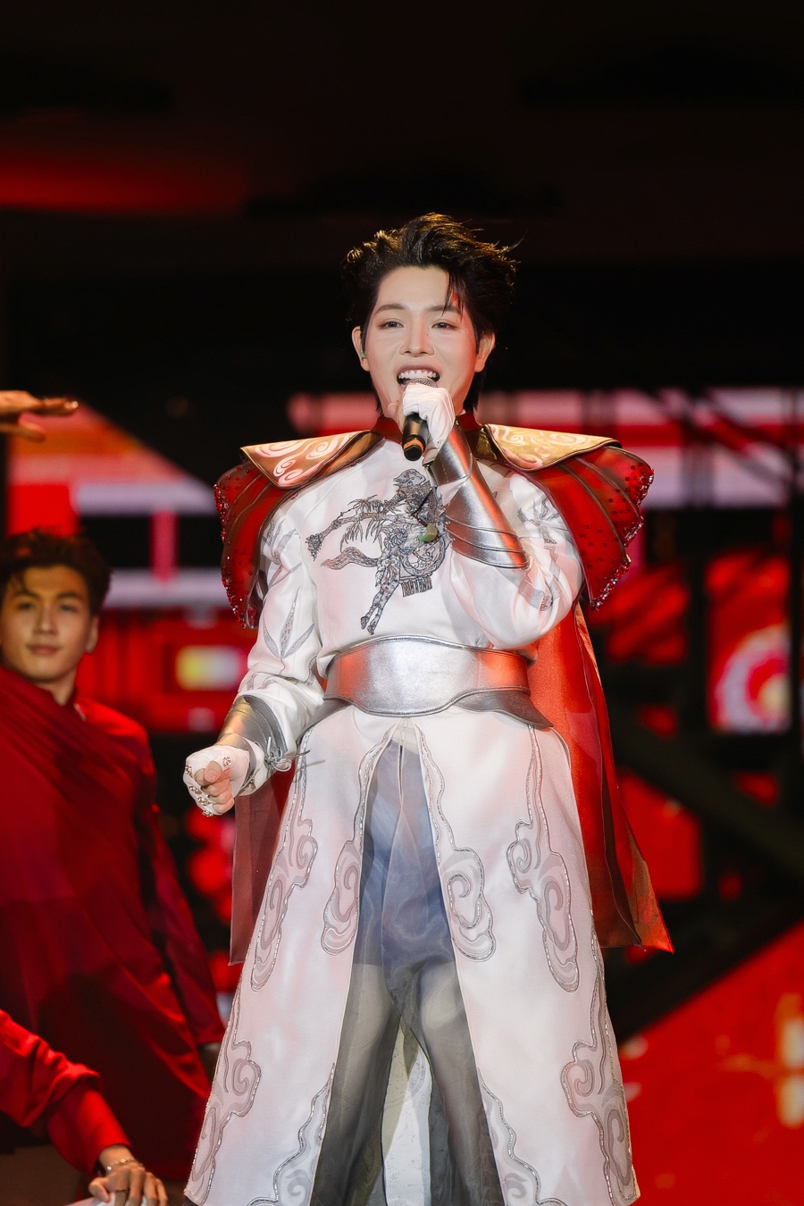 Hot nhất đêm 31/12: Cặp đôi chơi lớn cầu hôn trước cả ngàn người, được 