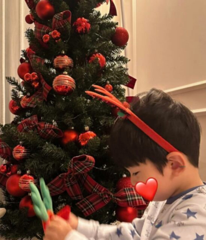 Cặp kiều nữ - chủ tịch chênh nhau 12 tuổi đẹp nhất showbiz khoe visual 2 quý tử: 2 nam thần tương lai là đây!- Ảnh 3.