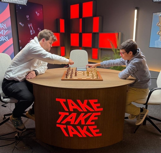 Faustino trong ván cờ nhanh giao lưu với Magnus Carlsen. Ảnh: La Derecha Diario