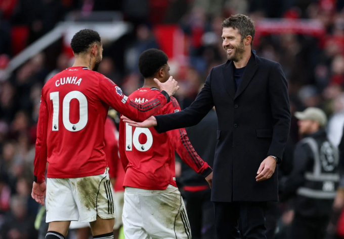 HLV Michael Carrick chia vui với Matheus Cunha sau trận Man Utd thắng Man City 2-0 ở vòng 22 Ngoại hạng Anh trên sân Old Trafford, Manchester, Anh hôm 17/1. Ảnh: AFP