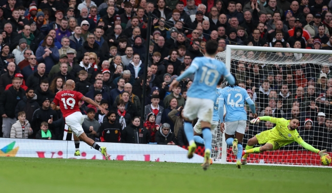 Mbeumo (trái) ghi bàn mở tỷ số cho Man Utd ở phút 65 trận derby Manchester ngày 17/1 trên sân Old Trafford. Ảnh: Reuters