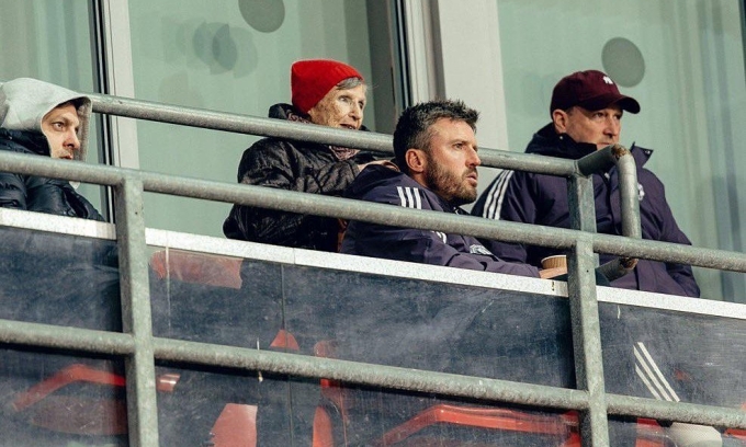 HLV Michael Carrick (thứ ba từ trái sang), trợ lý Jonathan Woodgate (trái) và Steve Holland (phải) ngồi xem trận đấu của U21 Man Utd gặp Sporting Lisbon trên sân Leigh Sports Village, Wigan, Vương quốc Anh, tối 21/1/2026. Ảnh: ManUtd