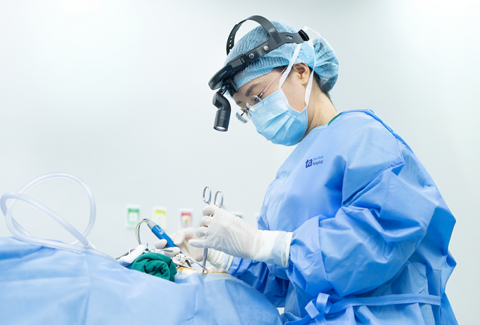 Bác sĩ Bệnh viện Đa khoa Tâm Anh đang phẫu thuật cắt amidan cho một bệnh nhi. Ảnh: Bệnh viện cung cấp