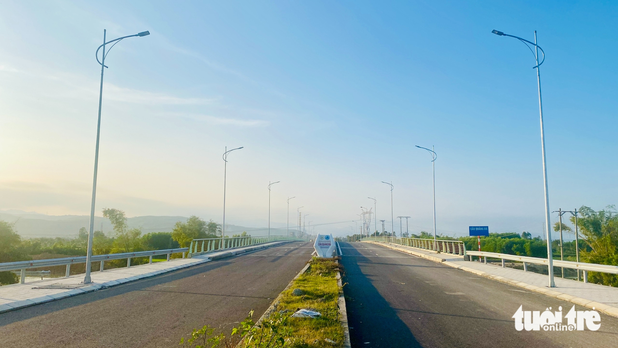 Cầu Quảng Đà làm xong gần 1 năm vẫn chờ... 4,5km đường dẫn - Ảnh 1.