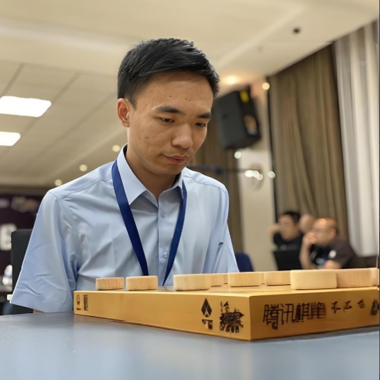 'Cậu bé bị bỏ rơi' đánh bại nhà vô địch cờ tướng thế giới 1 cờ - Ảnh 1.