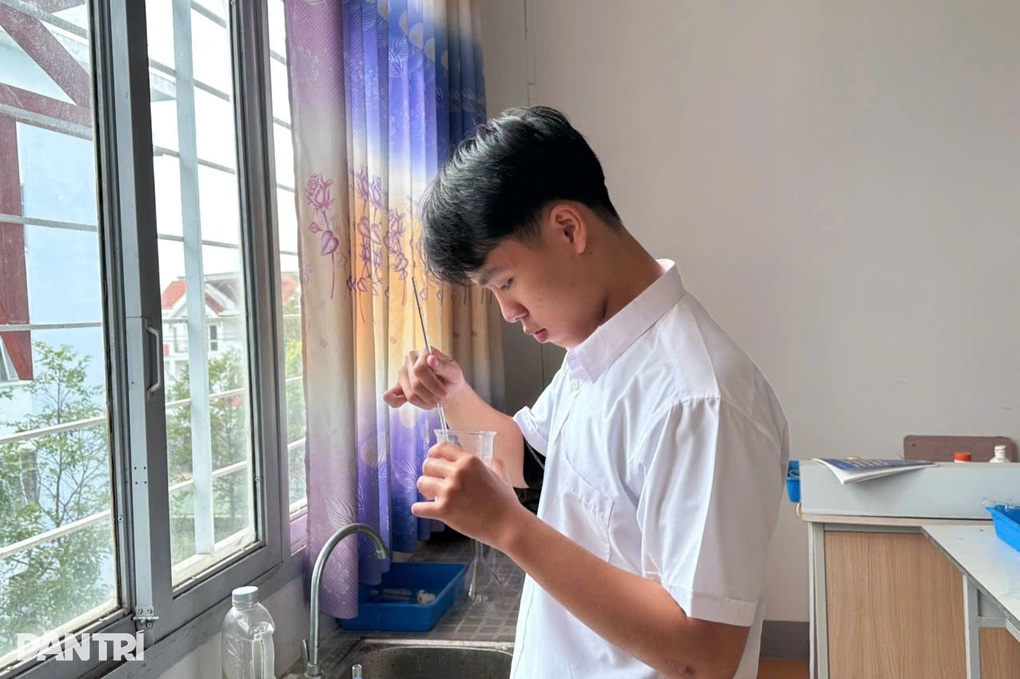 Cậu học trò cú đêm bền bỉ duy trì thành tích học sinh giỏi quốc gia - 1