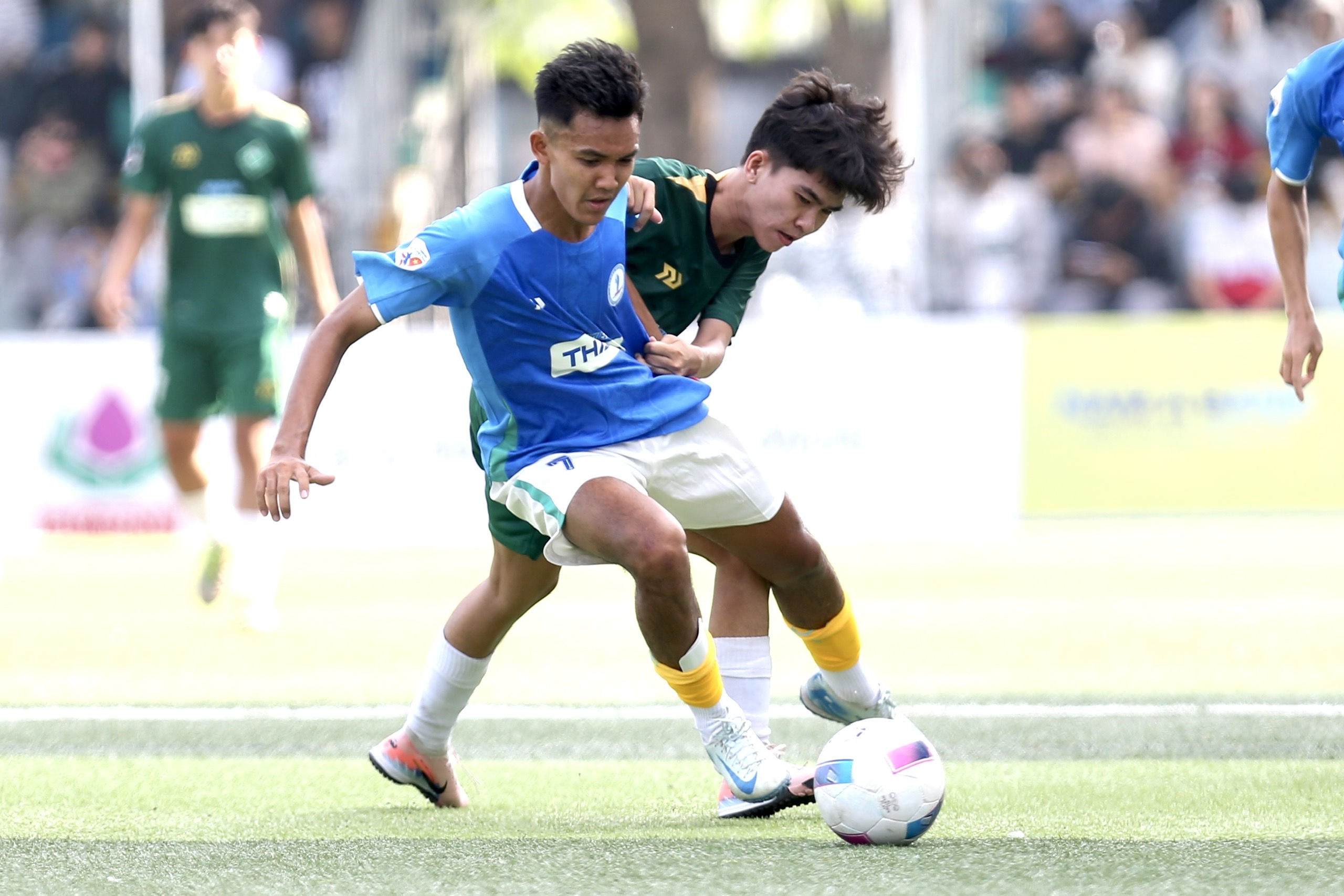 Cầu thủ 1,85 m ghi bàn thắng quý hơn vàng cho Trường ĐH Đồng Tháp tại TNSV THACO cup 2026- Ảnh 1.