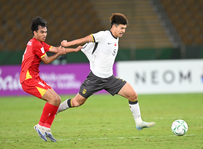 Trung vệ Trung Quốc Liu Haofan (áo trắng) thi đấu trong trận thắng Việt Nam 3-0 ở bán kết VCK U23 châu Á 2026, trên sân Prince Abdullah Al Faisal ở Jeddah, Arab Saudi ngày 20/1/2026. Ảnh: AFC