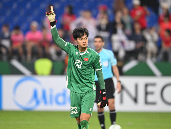 Thủ môn Cao Văn Bình sau khi cản được cú sút 11m của Bae Hyun-seo, trong trận Việt Nam hòa Hàn Quốc 2-2 rồi thắng luân lưu 7-6 ở trận tranh giải ba U23 châu Á 2026, trên sân King Abdullah tại Jeddah, Arab Saudi ngày 23/1/2026. Ảnh: AFC