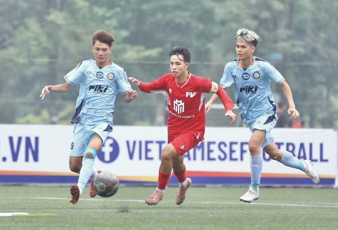 Cầu thủ Hoài Đức FC Thái Bá Bảo Hoàng (trái) thi đấu trong trận thua PVF 0-2 ở lượt 7 bảng A vòng loại U19 Quốc gia 2025-2026, trên sân bóng thuộc Trung tâm đào tạo bóng đá trẻ Viettel ngày 29/12/2025. Ảnh: PVF