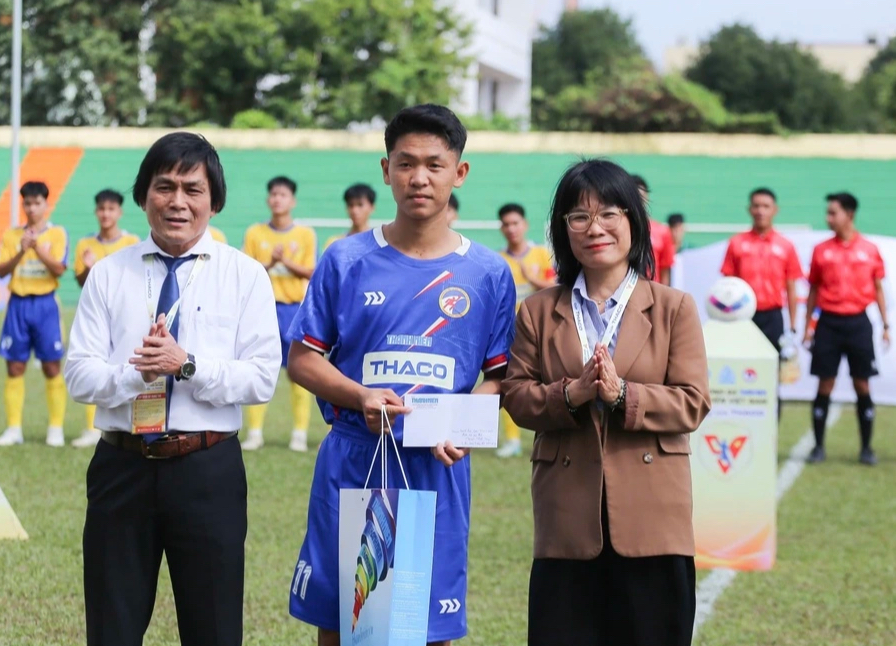 Cầu thủ nói lời xúc động tới người mẹ kính yêu, nhận quà trên sân Quân khu 5- Ảnh 1.