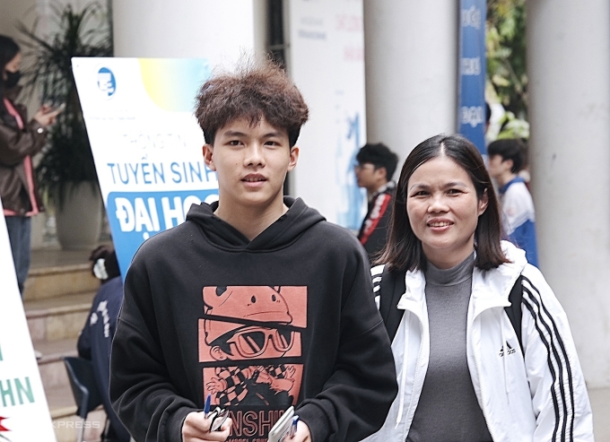 Thí sinh, phụ huynh tại kỳ thi đánh giá năng lực HSA năm 2025. Ảnh: Dương Tâm