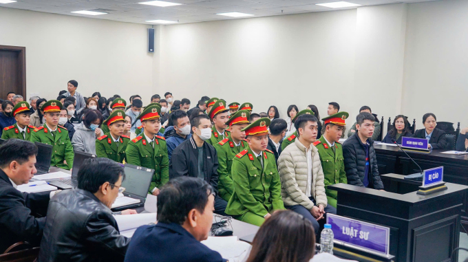 Tổng giám đốc Z Holding Hoàng Quang Thịnh (áo trắng hàng đầu) và đồng phạm tại tòa. Ảnh: Phạm Dự