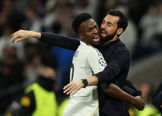 Vinicius và HLV Arbeloa mừng bàn trong trận Real 6-1 Monaco ở lượt bảy vòng bảng Champions League tối 20/1. Ảnh: Reuters