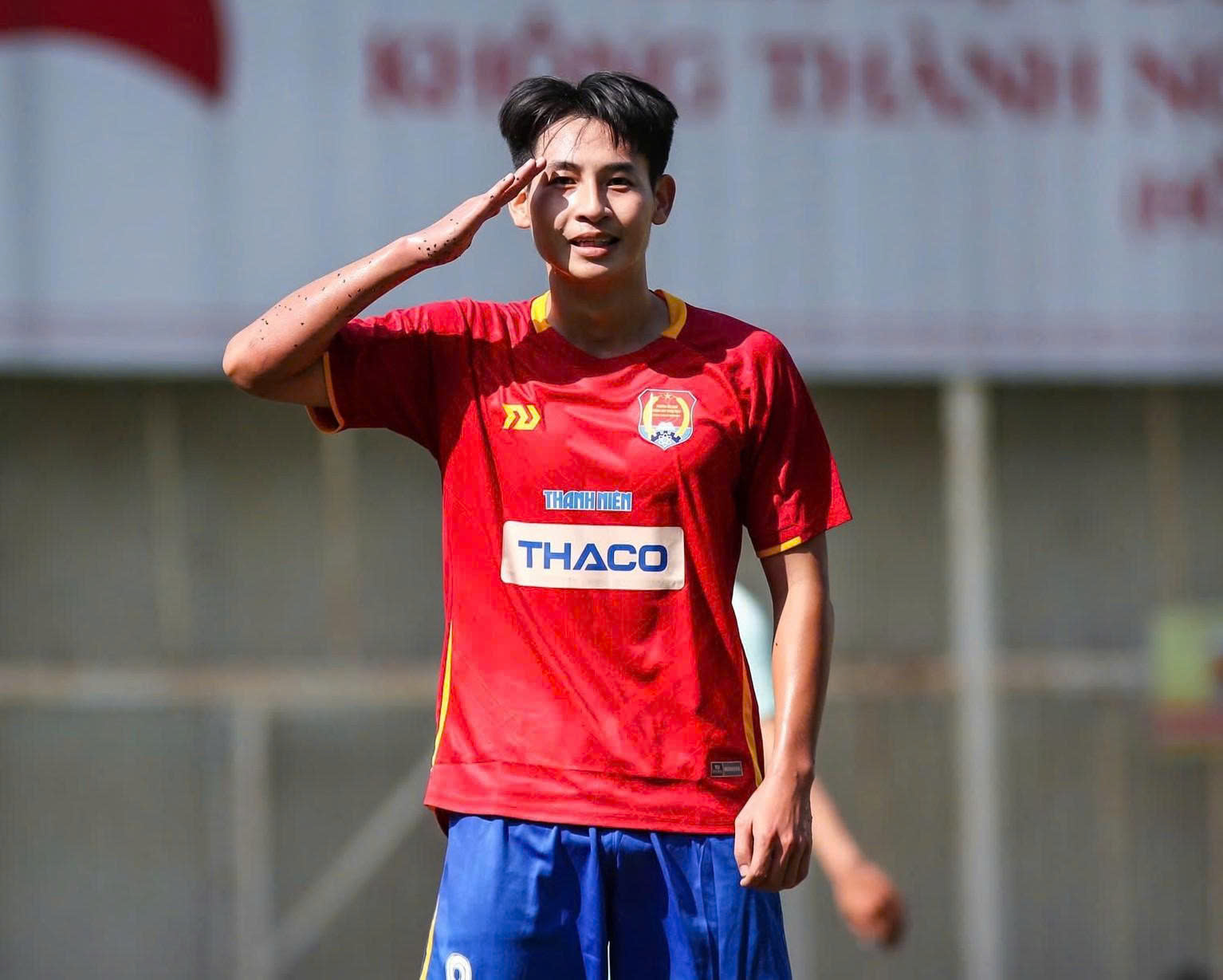 Chàng cảnh sát tương lai và ước mơ thành cầu thủ chuyên nghiệp- Ảnh 1. Chàng cảnh sát tương lai và ước mơ thành cầu thủ chuyên nghiệp- Ảnh 1.