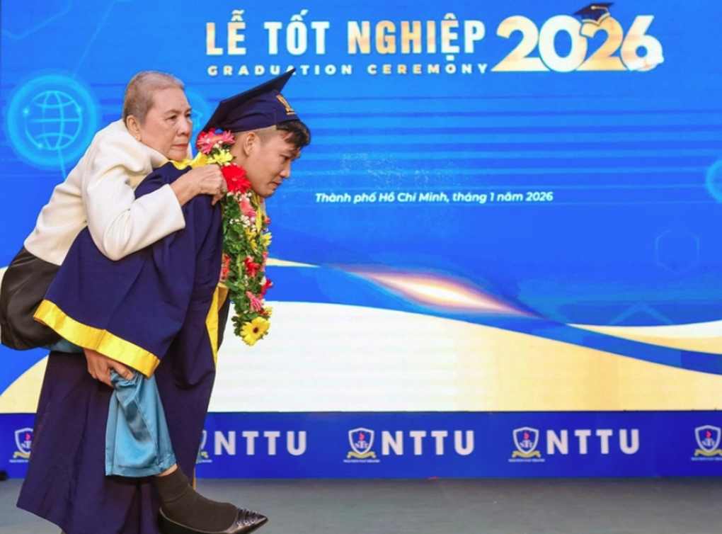 Chàng tân dược sĩ cõng mẹ lên bục nhận bằng xuất sắc gây xúc động - 1
