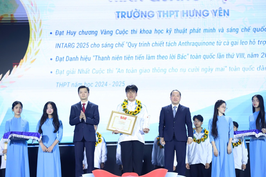 Chàng trai 17 tuổi quê Hưng Yên viết tiếp giấc mơ của người cha liệt sỹ - 1