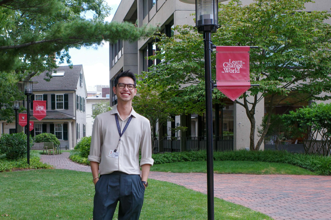 Thanh Tùng trong khuôn viên Đại học Harvard. Ảnh: Nhân vật cung cấp