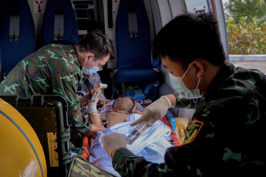 Chàng trai nghi nhiễm bệnh nguy hiểm, về đất liền bằng chuyến bay cách ly - 1