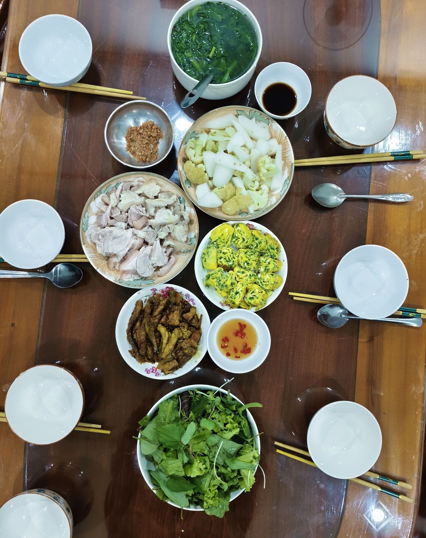 Vợ chồng thu nhập 21 triệu nuôi 3 con nhỏ, 2 bố mẹ già: Chạnh lòng vì Tết không mua nổi cho con bộ quần áo mới- Ảnh 1.