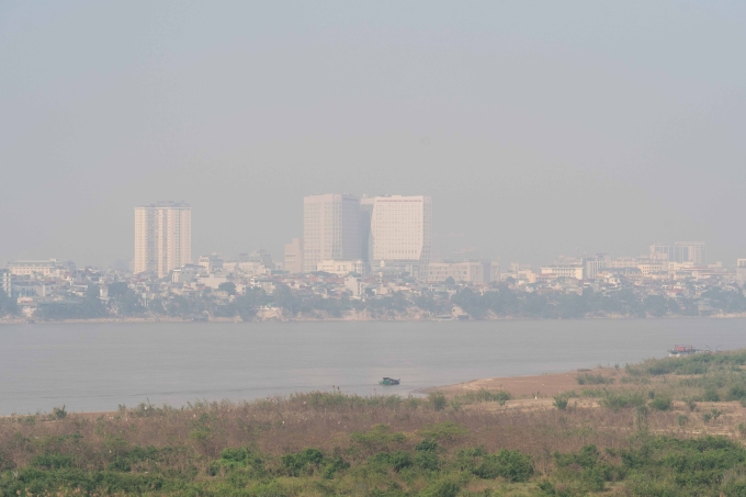 Nội thành Hà Nội bao trùm lớp bụi mờ do ô nhiễm không khí. Ảnh: Hoàng Giang