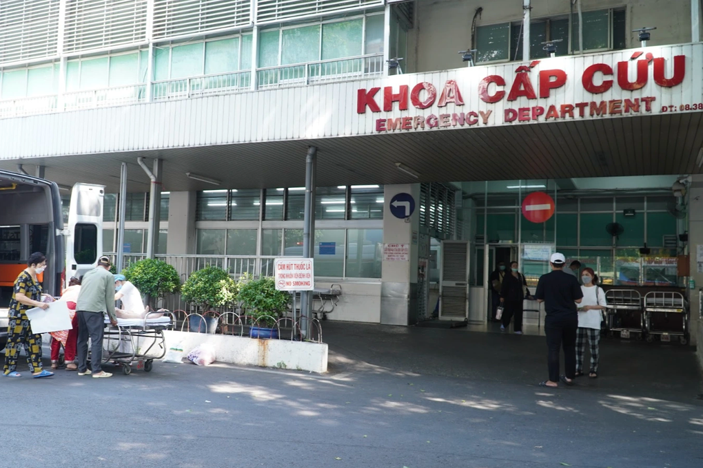 Cháy chung cư ở TPHCM, 3 mẹ con đang ngủ gặp nạn: Một trẻ nguy kịch - 1