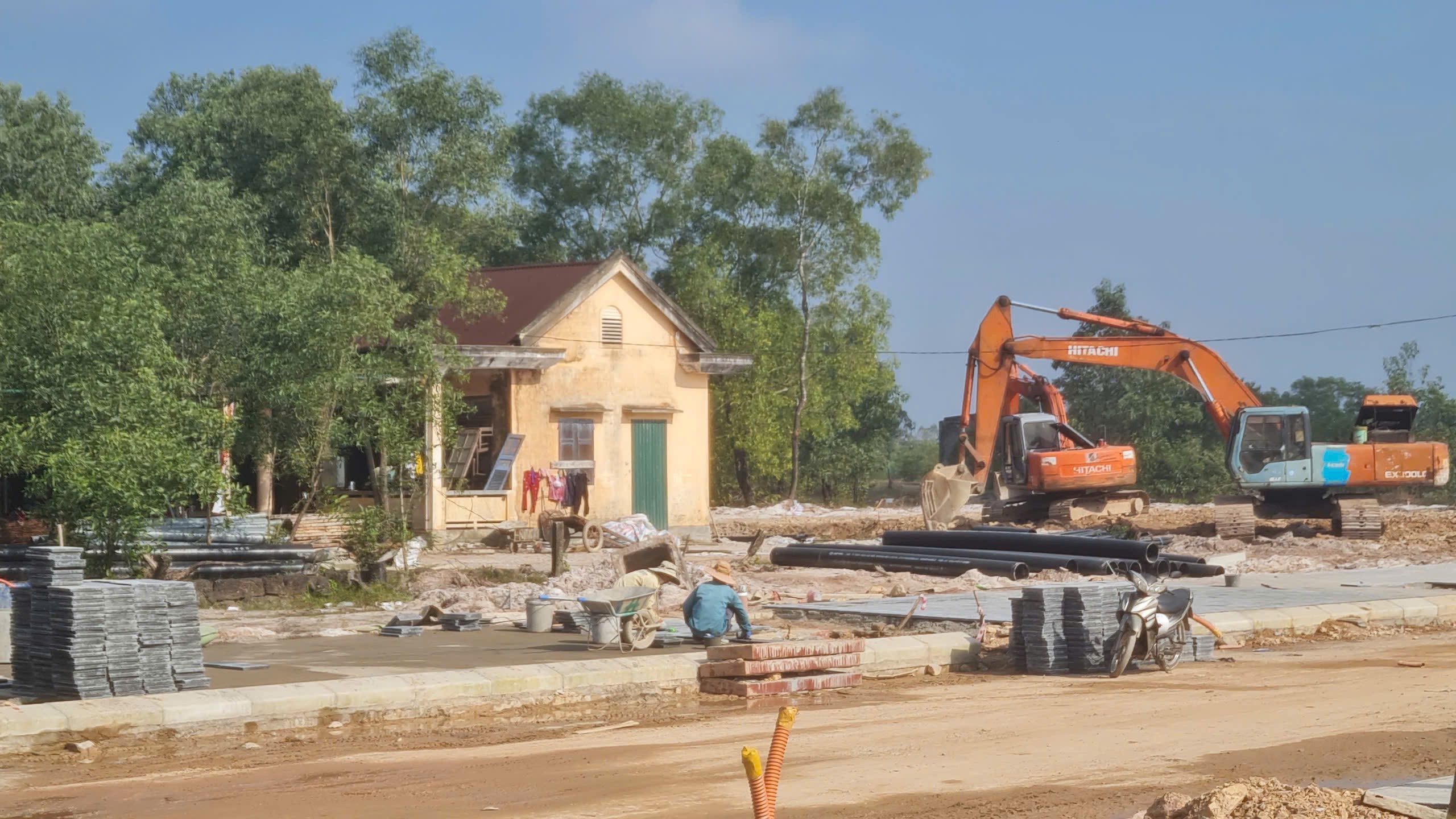 Chạy nước rút trên công trường tái định cư - Ảnh 1.