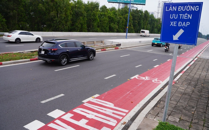 Chạy vào làn đường xe đạp Mai Chí Thọ, hơn 100 xe máy bị phạt - Ảnh 3.