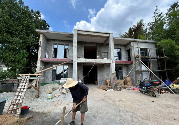 Chi 800 triệu xây nhà cho bố mẹ nghèo ở quê, 3 năm sau, người con chết lặng phát hiện ra sự thật về khối tài sản giấu kín- Ảnh 1.