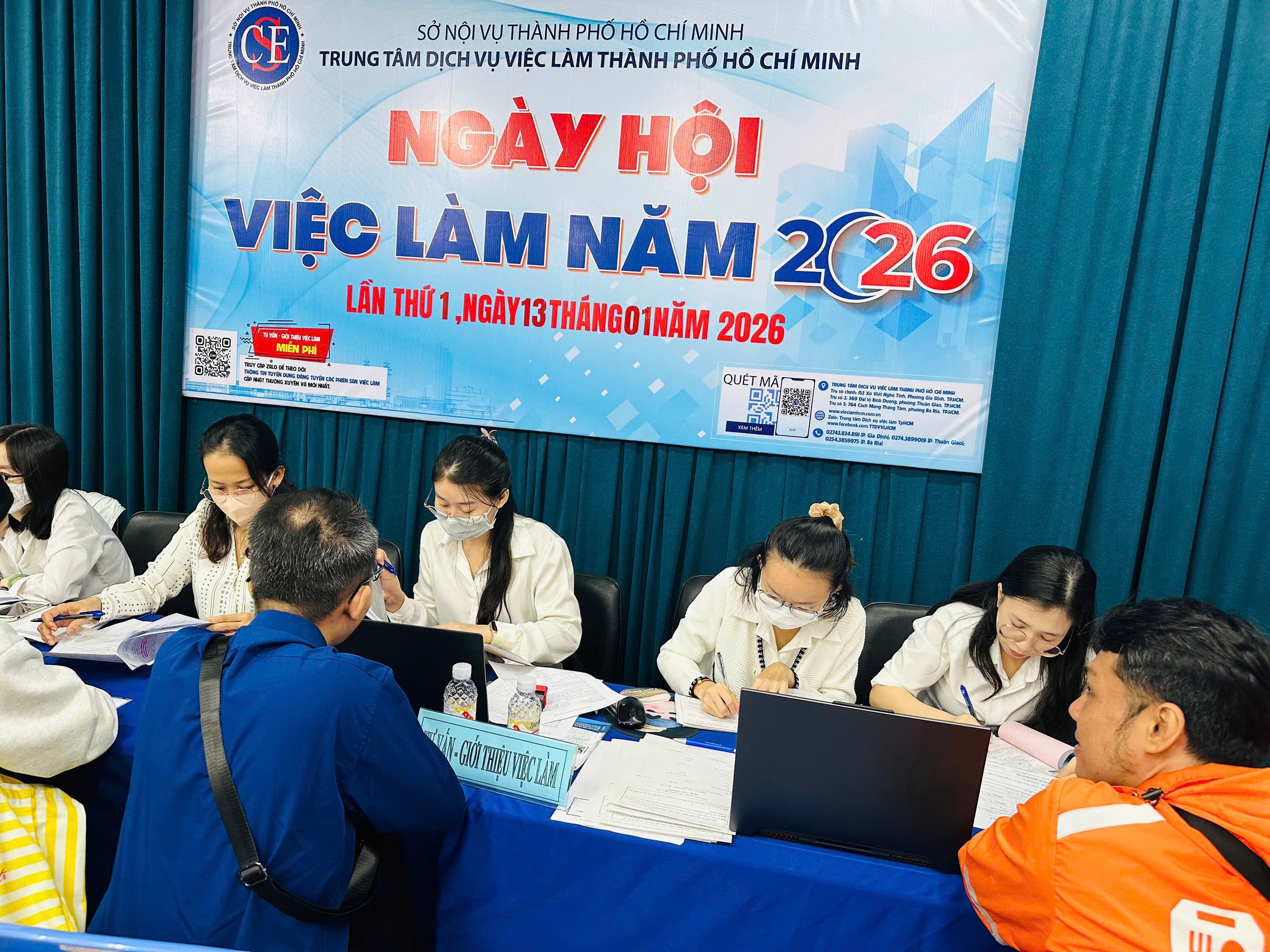 Biết đọc, biết viết cũng có việc lương chục triệu ở TPHCM - Ảnh 1.