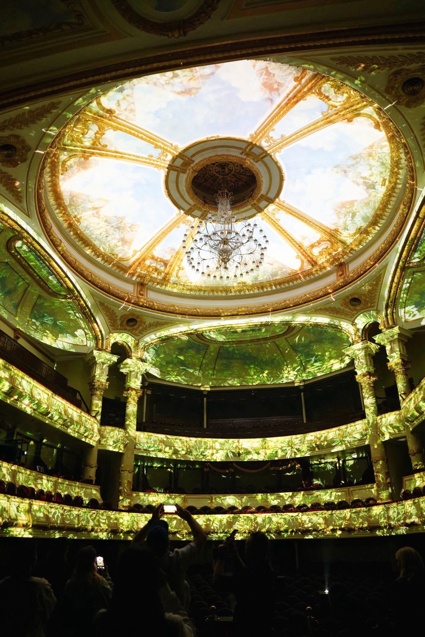 Chỉ còn 11 ngày để vào thăm Nhà Hát Lớn trước khi đóng cửa, nhưng lại là thời điểm trải nghiệm tuyệt vời nhất- Ảnh 1.