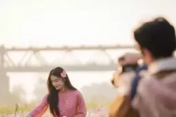 Bất chấp cái lạnh, giới trẻ Hà Nội dậy sớm 'săn' khoảnh khắc vàng bên chân cầu Long Biên