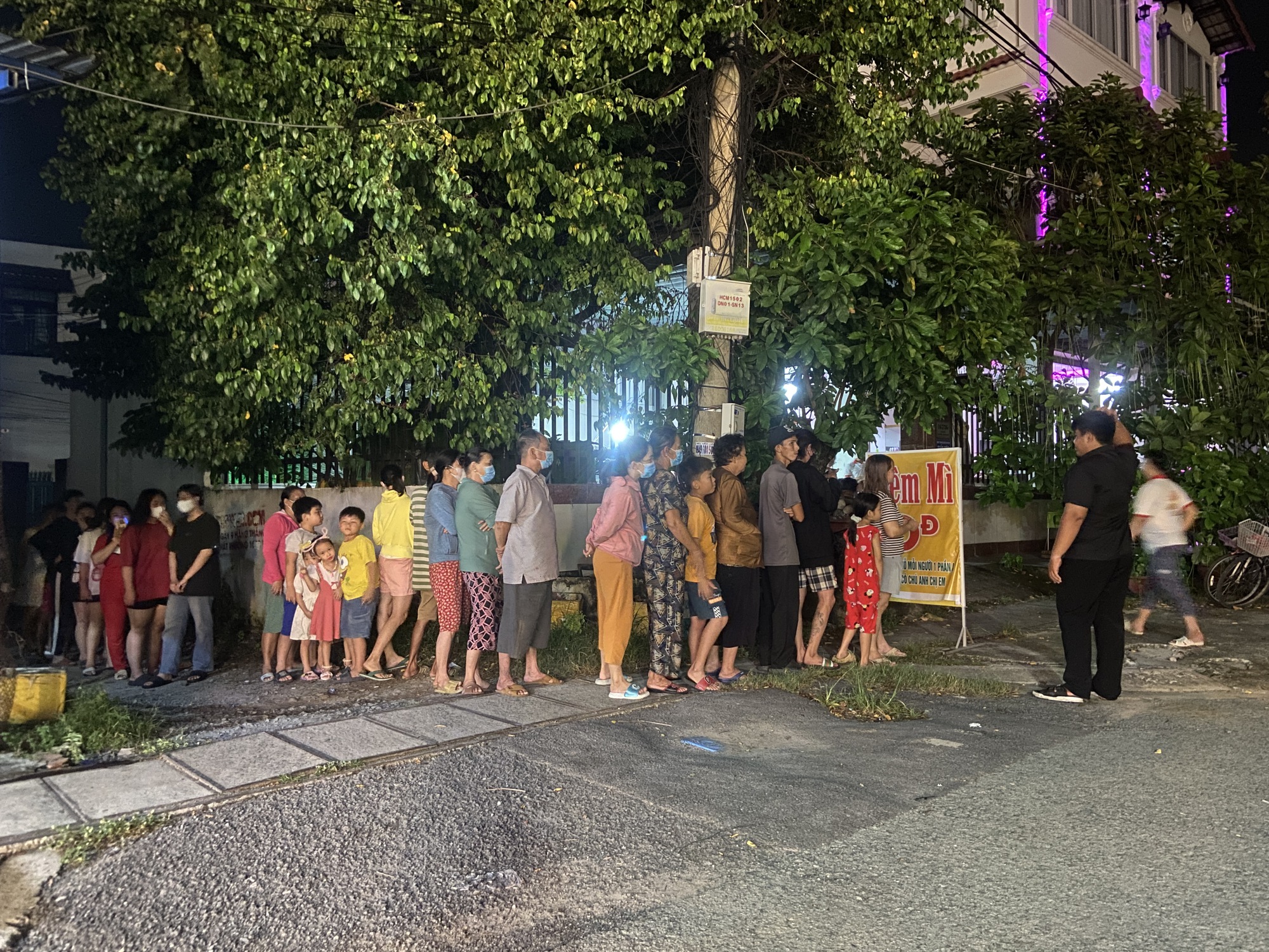 Quán mì lạ lùng nhất TP.HCM: Chỉ mở tối thứ 5 với 400 tô, 