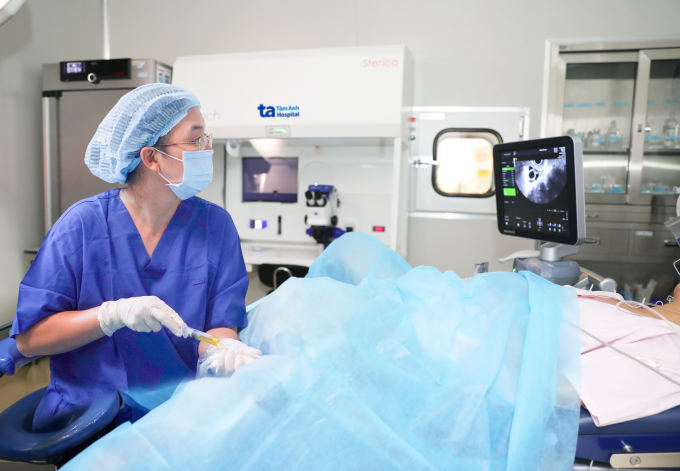 ThS.BS Giang Huỳnh Như thận trọng chọc hút noãn cho người bệnh. Ảnh: Thanh Duy