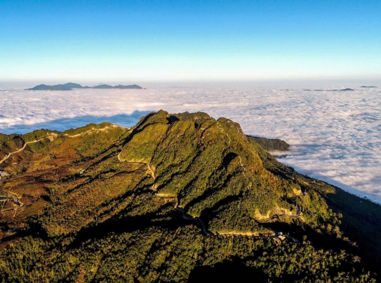 Đỉnh Chiêu Lầu Thi cao 2.402m so với mực nước biển, trên dãy Tây Côn Lĩnh, thuộc địa bàn thôn Tân Minh và thôn Chiến Thắng, xã Hoàng Su Phì.
