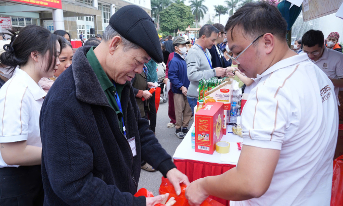 Bệnh nhân, người nhà bệnh nhân tham gia chợ Tết 0 đồng tại Bệnh viện K. Ảnh: Mạnh Trần